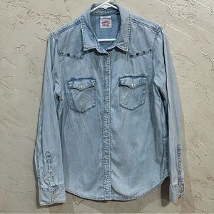 Levi’s Women’s Lightweight Blue Denim Shirt with Stud Accents size Large